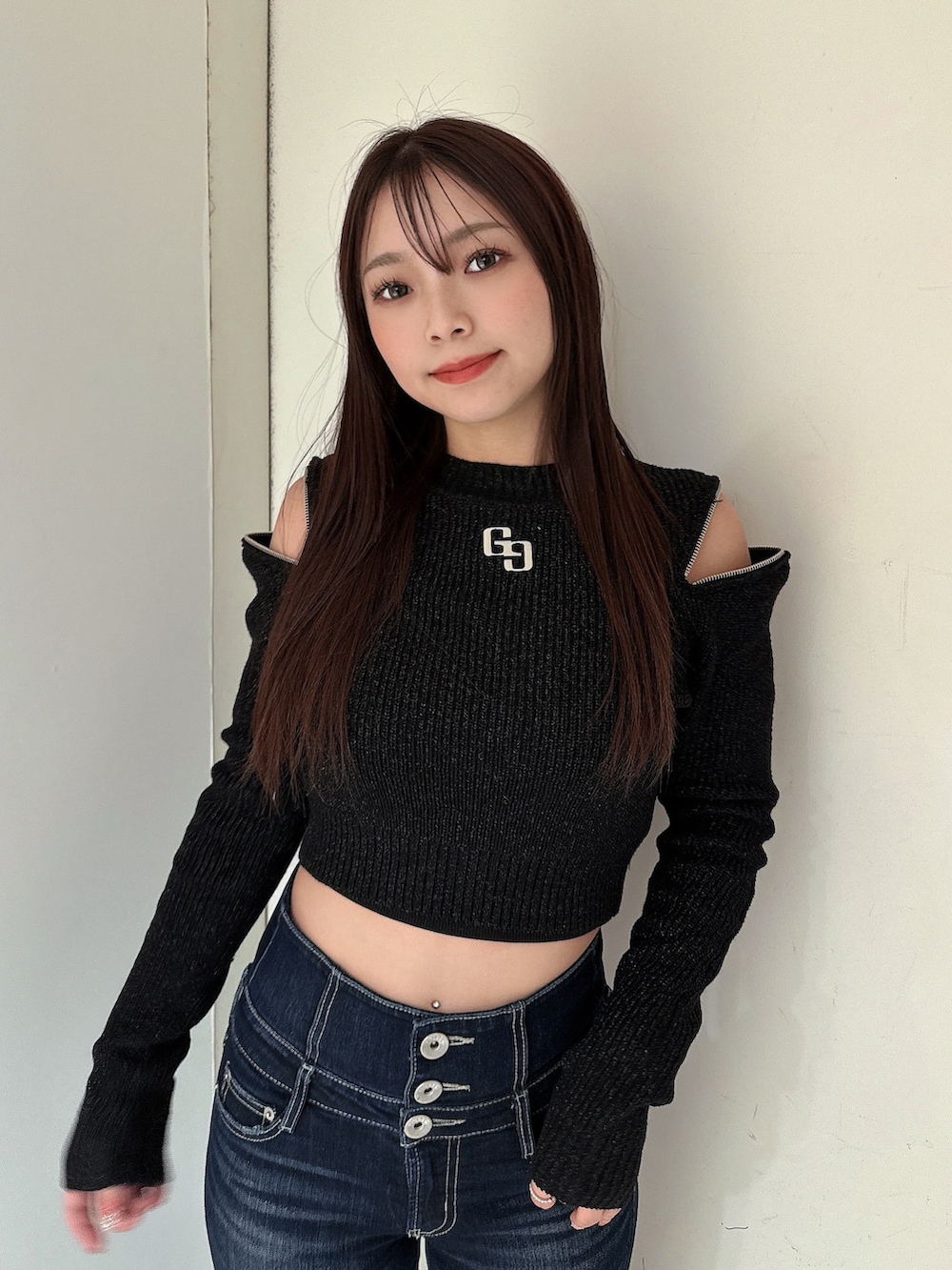 ブルー系のデニムパンツ、ブラック系のブーツ、ブラック系のニット/セーターを着用したレディースの冬コーディネートの4枚目の写真