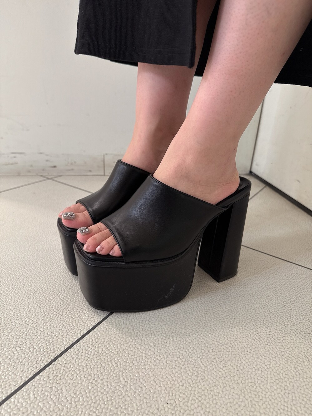 ブラック系のつなぎ/オールインワン、ホワイト系のシャツ/ブラウス、ブラック系のサンダルを着用したレディースの夏コーディネートの9枚目の写真