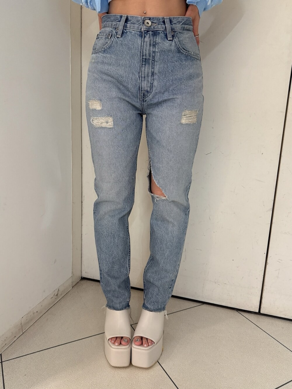 ブラック系のサンダル、ブルー系のデニムパンツ、ホワイト系のキャミソールを着用したレディースの夏コーディネートの8枚目の写真