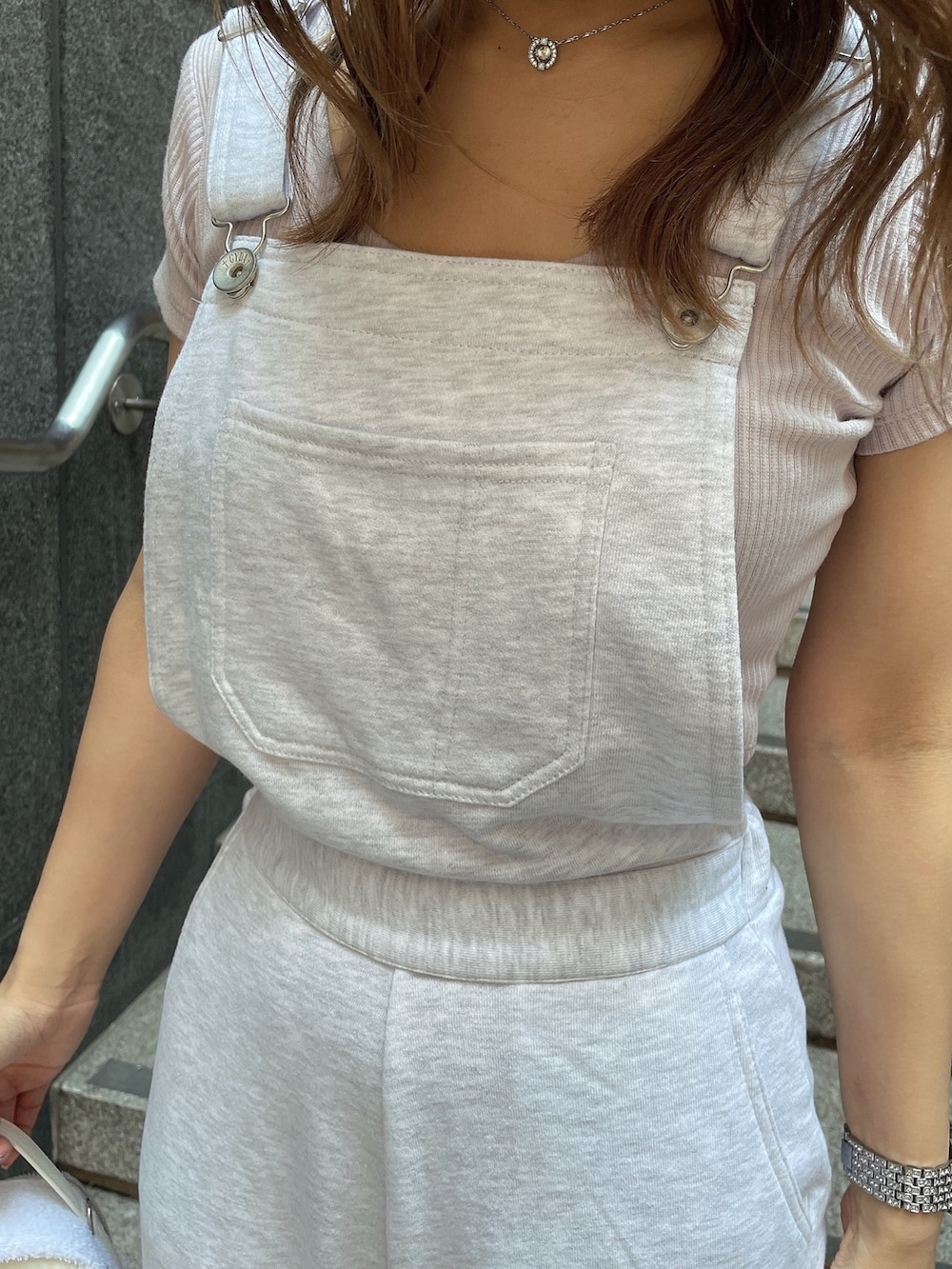 ホワイト系のスニーカー、パープル系のTシャツ/カットソー、グレー系のつなぎ/オールインワンを着用したレディースの夏コーディネートの5枚目の写真