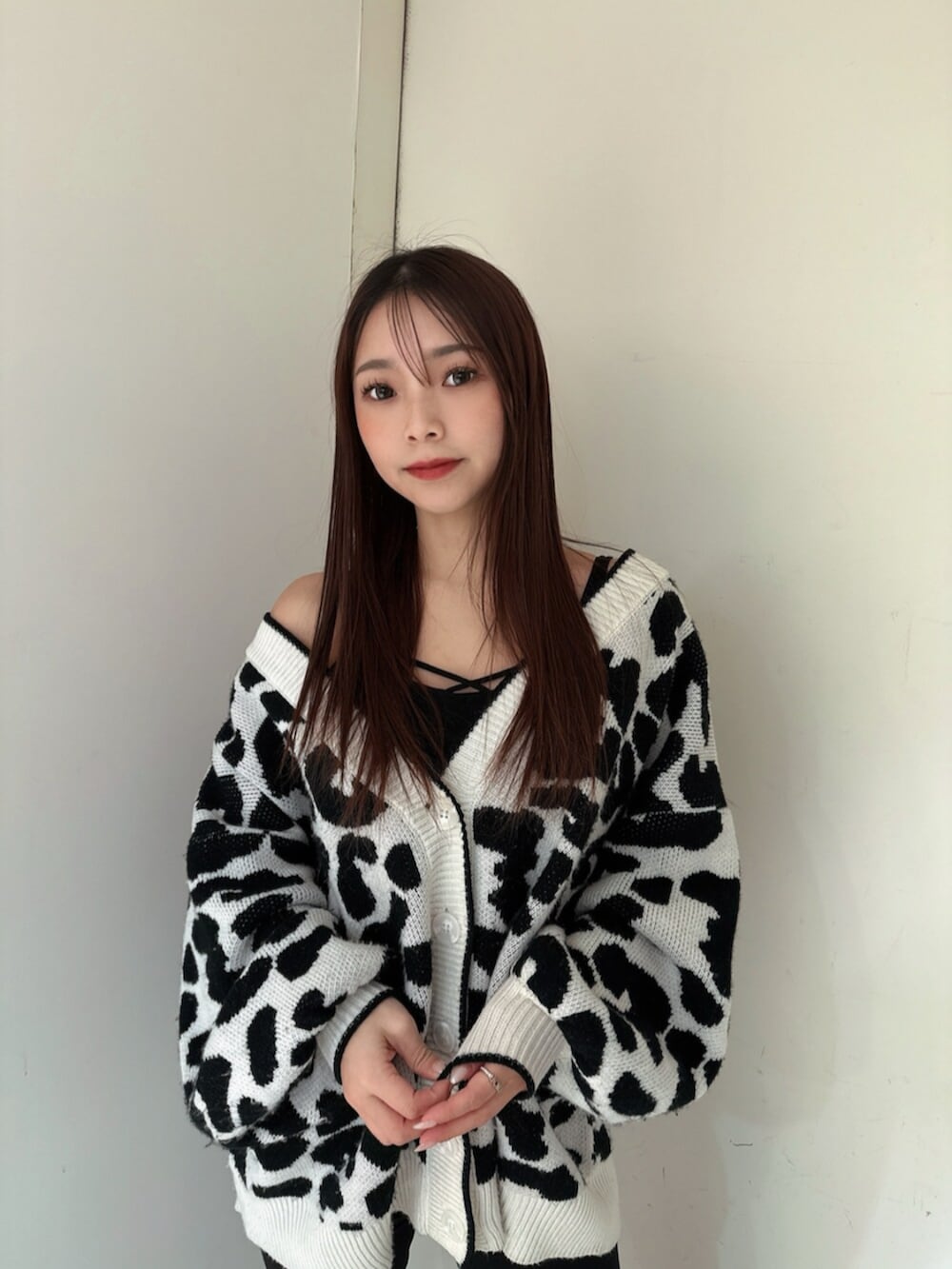 ブラック系のデニムパンツ、ブラック系のサンダル、ホワイト系のカーディガン/ボレロを着用したレディースの春コーディネートの4枚目の写真