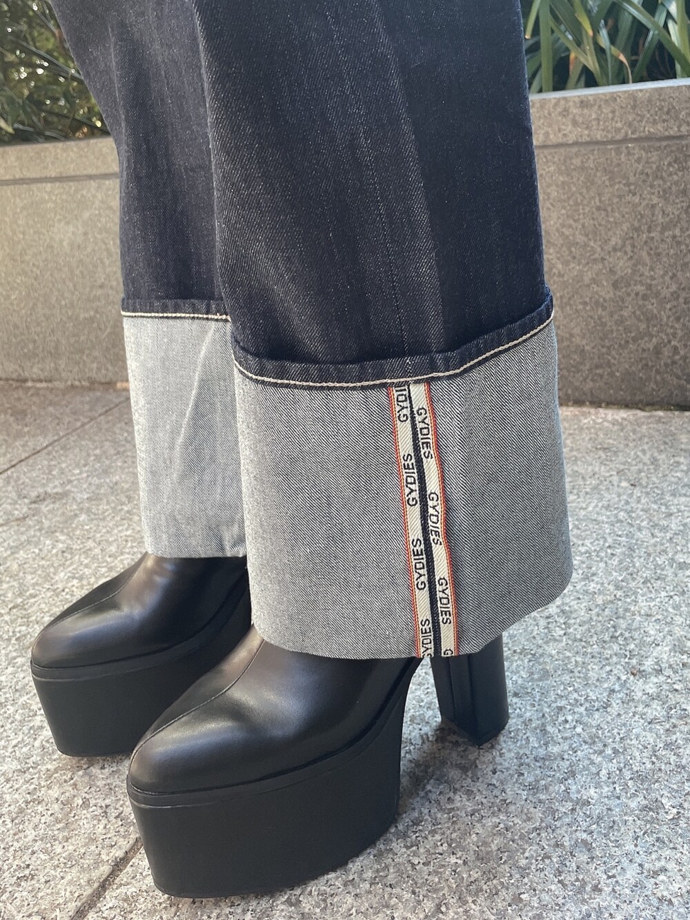 ブラック系のキャミソール、ブルー系のデニムジャケット、ブルー系のデニムパンツを着用したレディースの秋コーディネートの6枚目の写真
