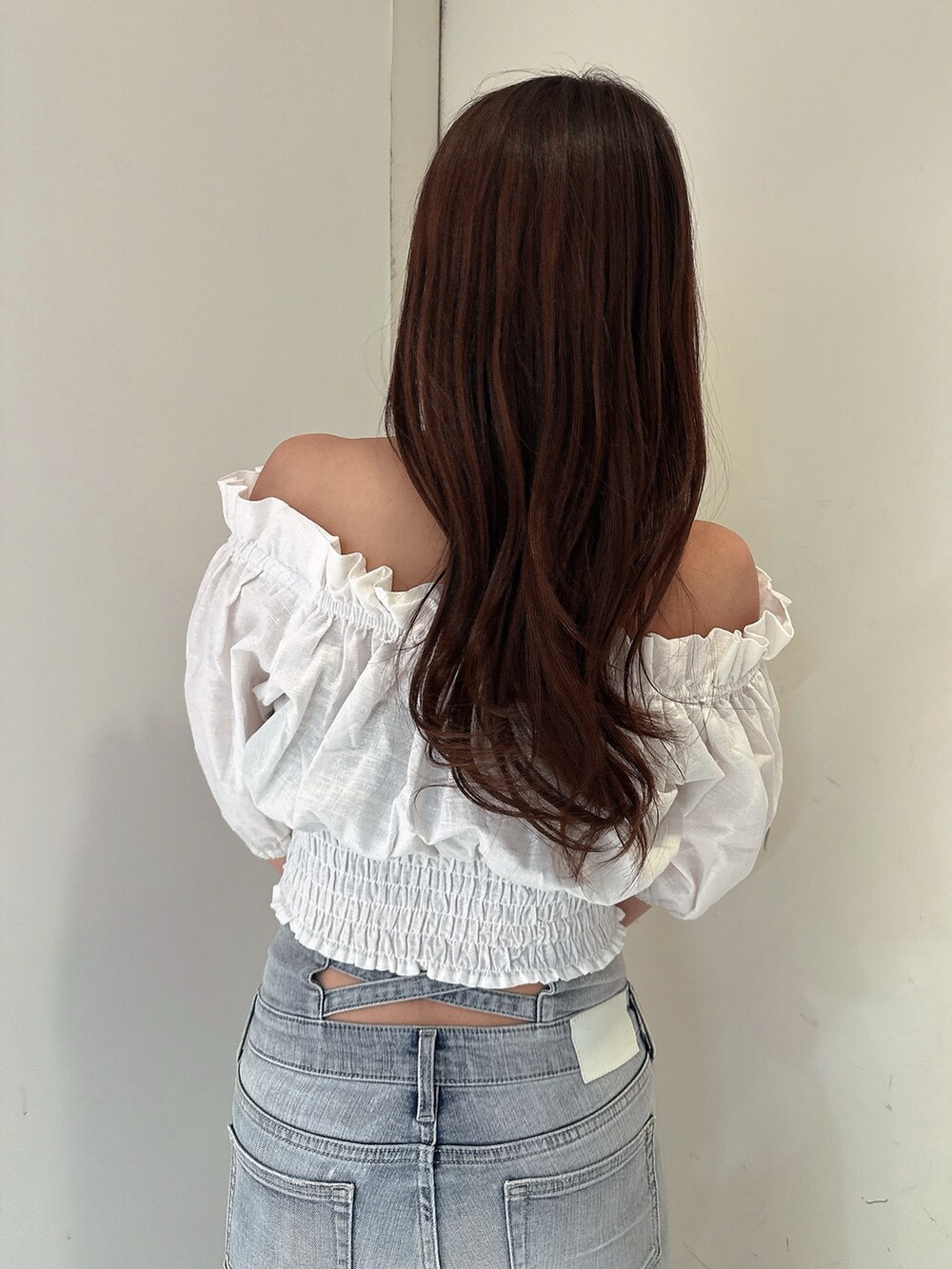 ブルー系のデニムパンツ、ホワイト系のシャツ/ブラウス、ホワイト系のサンダルを着用したレディースの春コーディネートの6枚目の写真
