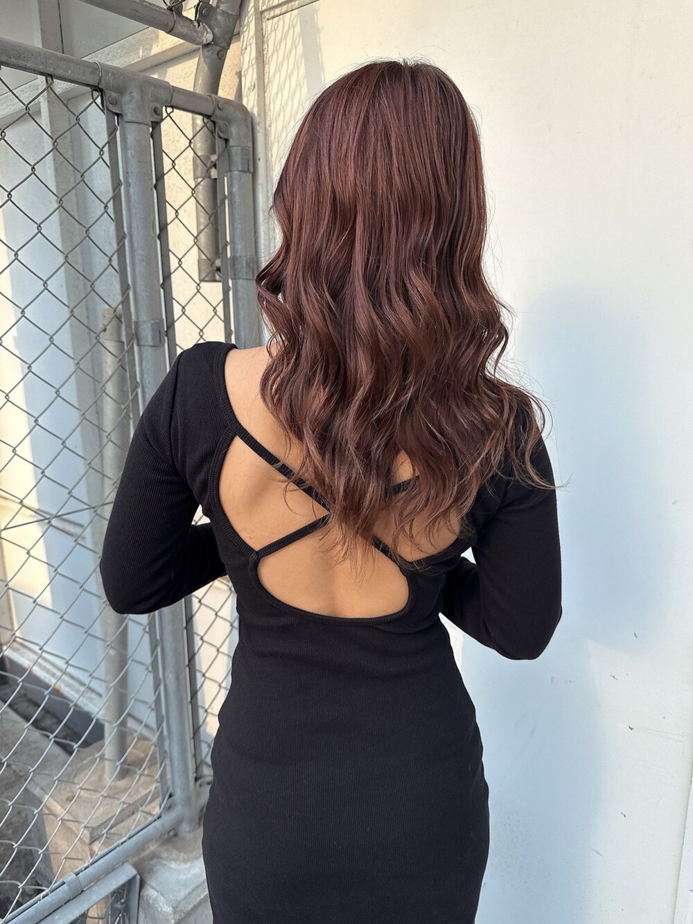 ブラック系のワンピース、ホワイト系のブーツを着用したレディースの春コーディネートの8枚目の写真