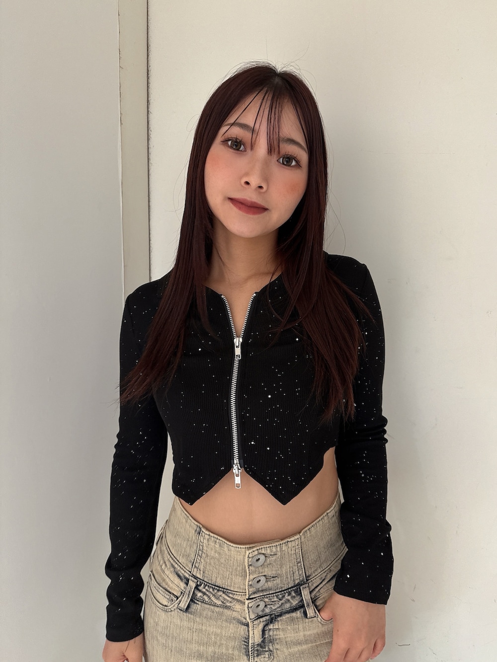 ブラック系のTシャツ/カットソー、ブルー系のデニムパンツ、ブラック系のブーツを着用したレディースの秋コーディネートの4枚目の写真