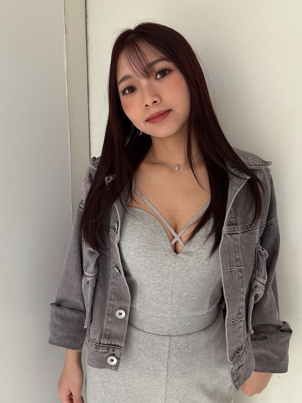 ブラック系のつなぎ/オールインワン、ホワイト系のパンプス、ピンク系のデニムジャケットを着用したレディースの夏コーディネートの4枚目の写真