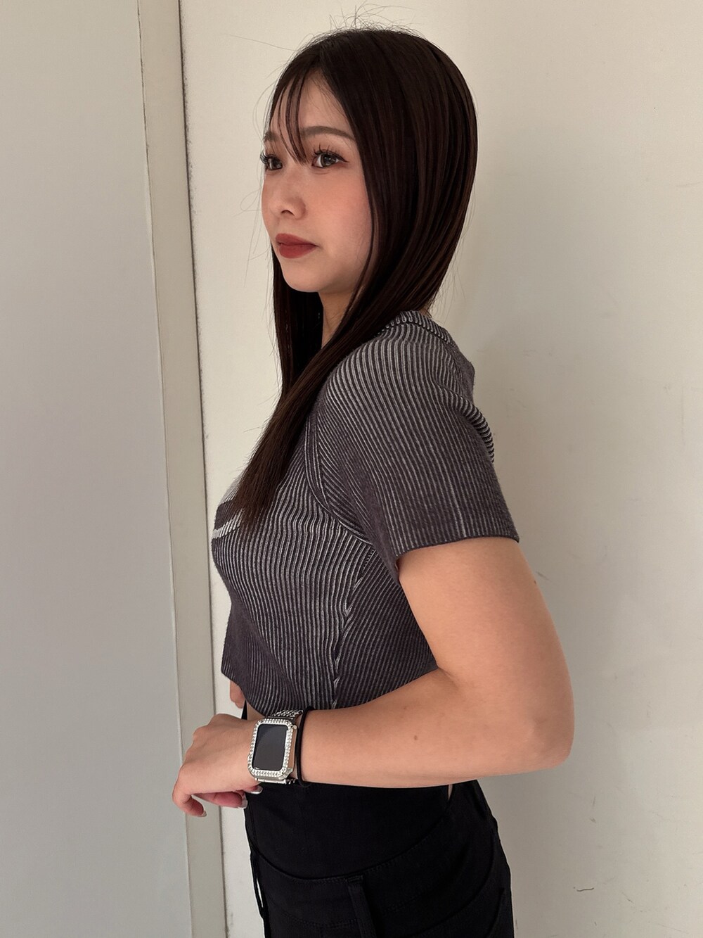 ホワイト系のニット/セーター、ブルー系のデニムパンツ、ブラック系のサンダルを着用したレディースの夏コーディネートの5枚目の写真