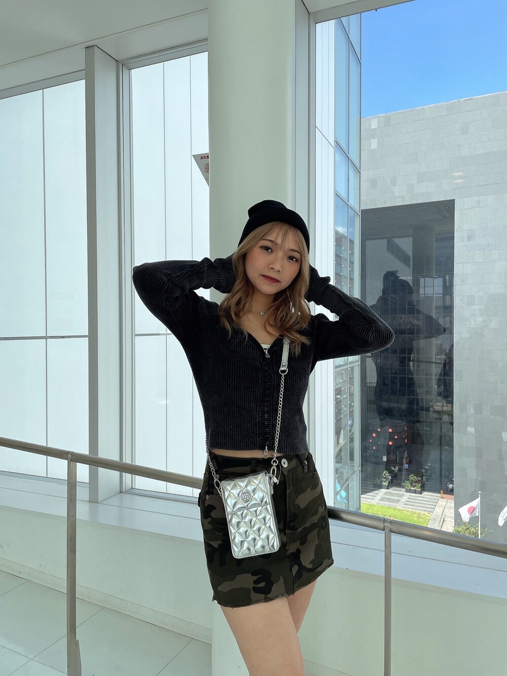 ブラック系のニット/セーター、グリーン系のスカート、ブラック系のブーツを着用したレディースの秋コーディネートの3枚目の写真