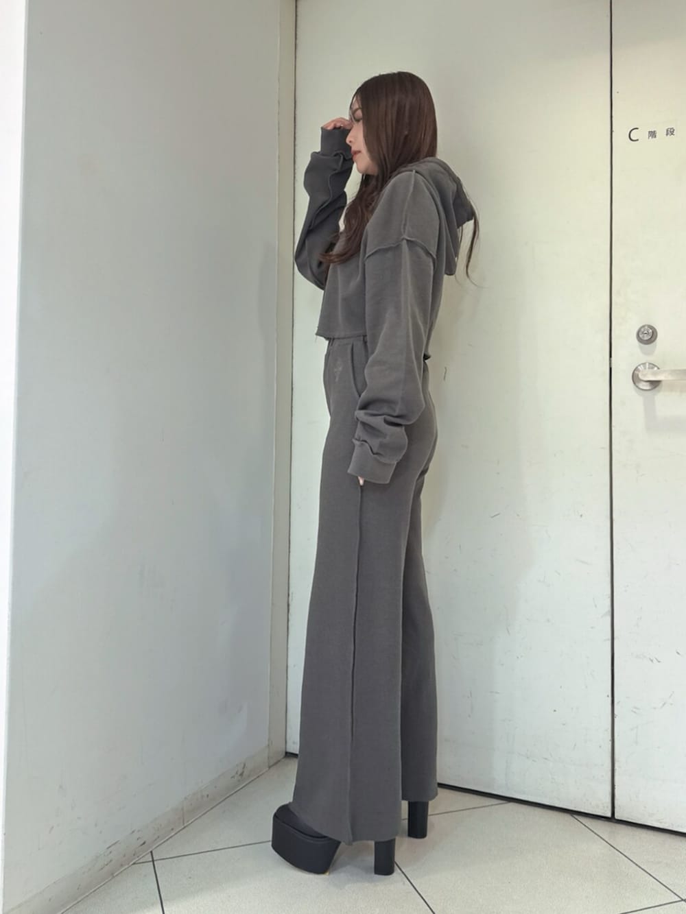 ブラック系のブーツ、グレー系のTシャツ/カットソー、グレー系のその他パンツを着用したレディースの夏コーディネートの2枚目の写真