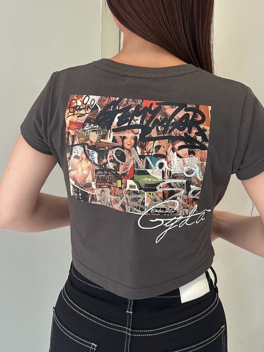 ブラック系のサンダル、ブラック系のデニムパンツ、グレー系のTシャツ/カットソーを着用したレディースの春コーディネートの7枚目の写真