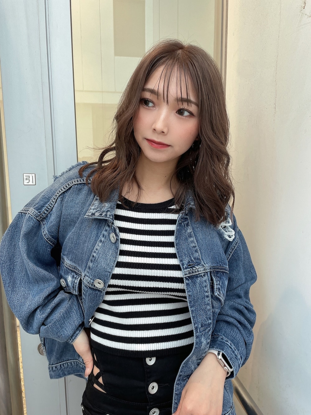 ブルー系のデニムジャケット、その他のニット/セーター、ブラック系のデニムパンツを着用したレディースの春コーディネートの3枚目の写真