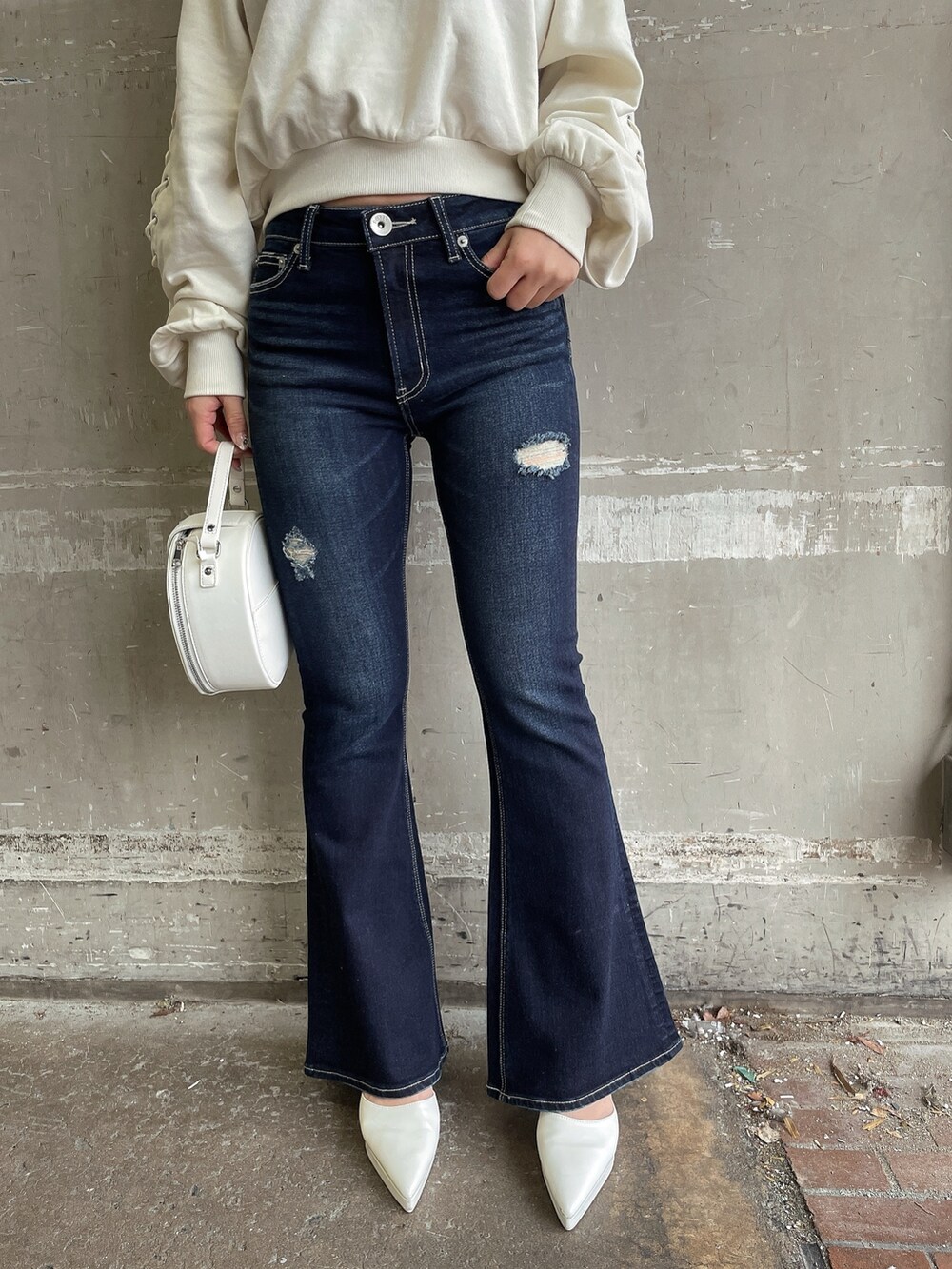 ホワイト系のスウェット、ホワイト系のハンドバッグ、ホワイト系のパンプスを着用したレディースの春コーディネートの10枚目の写真