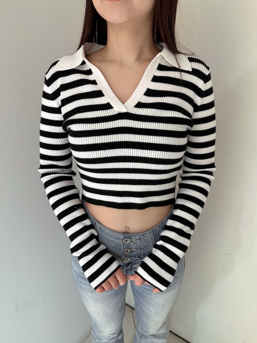 ブルー系のデニムパンツ、ブラック系のブーツ、その他のニット/セーターを着用したレディースの冬コーディネートの7枚目の写真