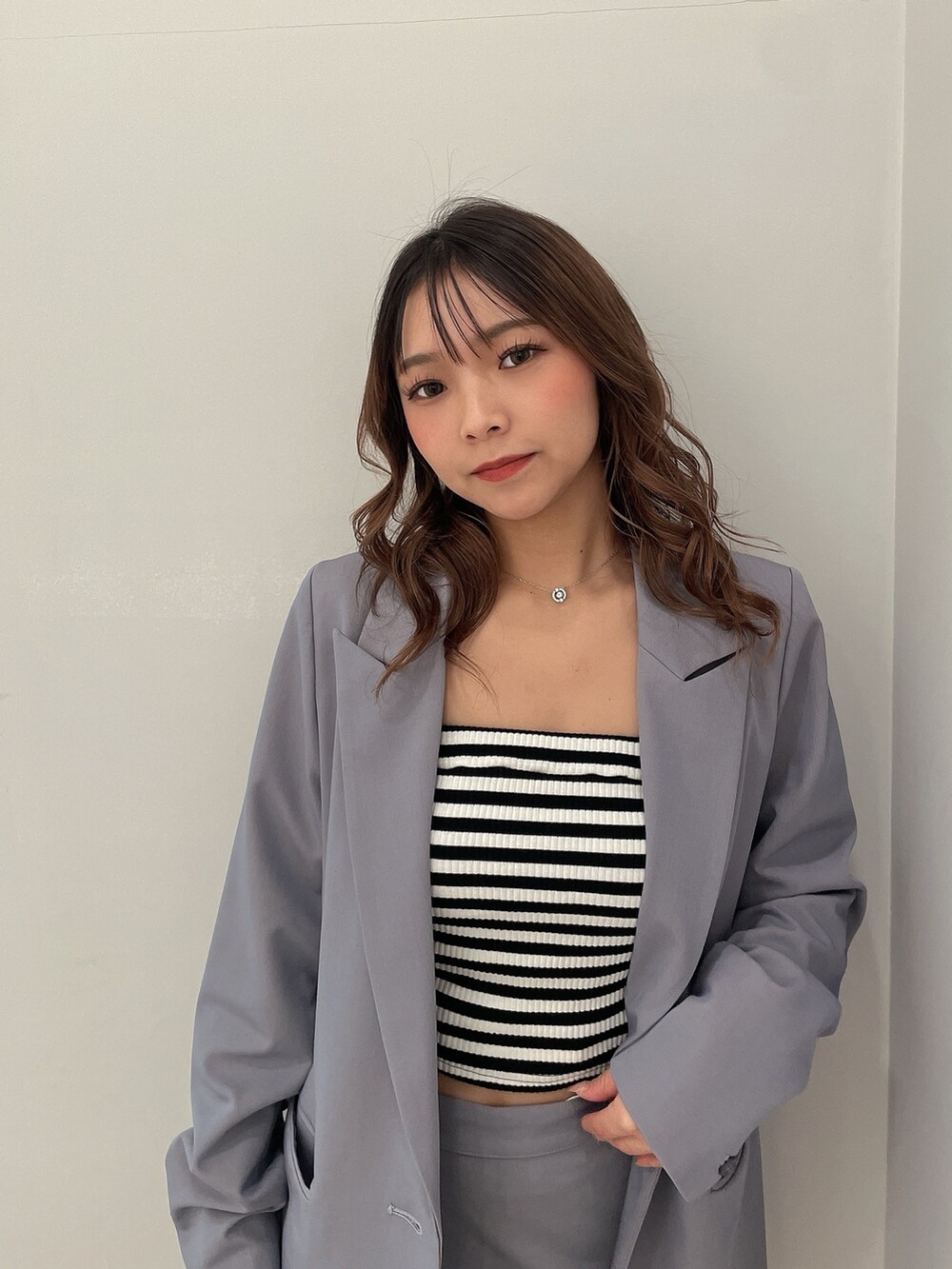 その他のキャミソール、ブルー系のスカート、ブルー系のテーラードジャケットを着用したレディースの春コーディネートの4枚目の写真