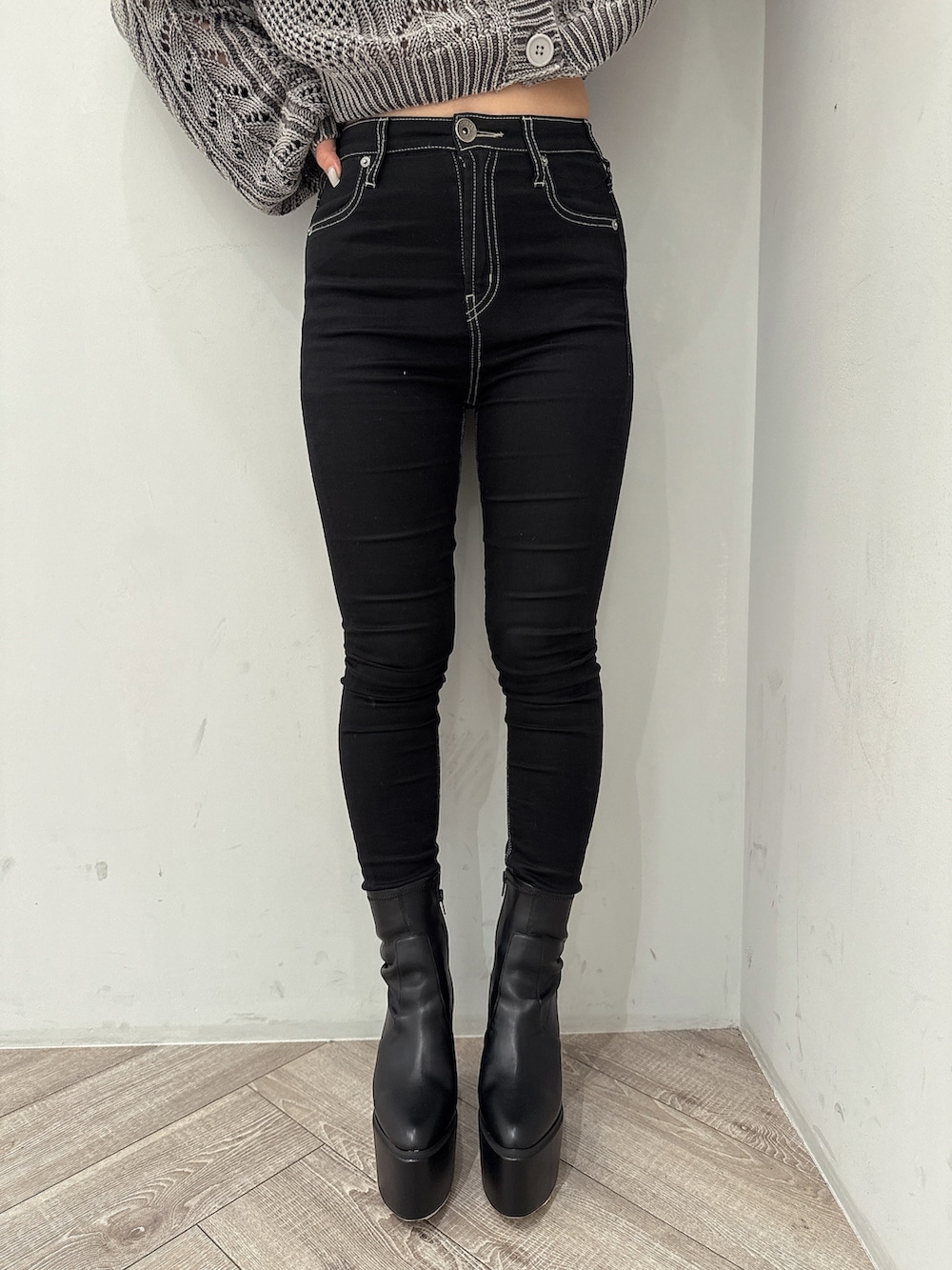 その他のTシャツ/カットソー、ブラック系のキャミソール、ブラック系のデニムパンツを着用したレディースの夏コーディネートの8枚目の写真