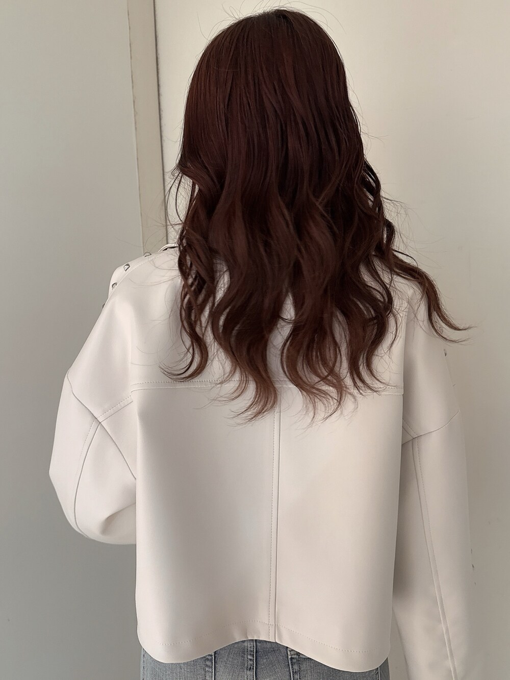 ホワイト系のパンプス、ブルー系のデニムパンツ、ホワイト系のキャミソールを着用したレディースの春コーディネートの6枚目の写真