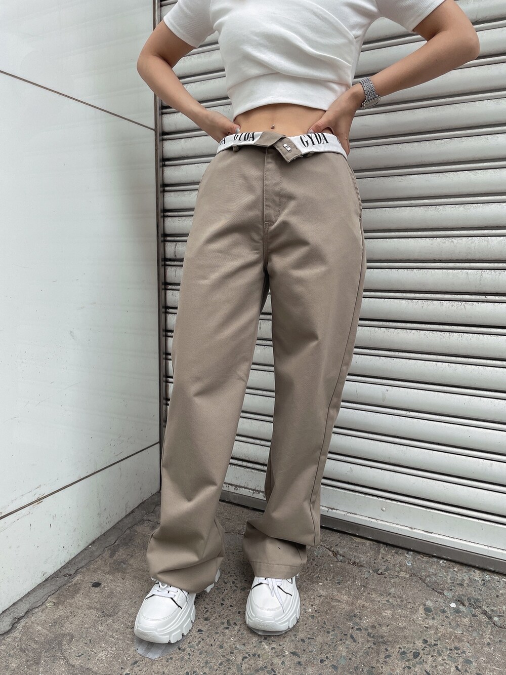 ホワイト系のTシャツ/カットソー、ホワイト系のスニーカー、ベージュ系のその他パンツを着用したレディースの夏コーディネートの4枚目の写真
