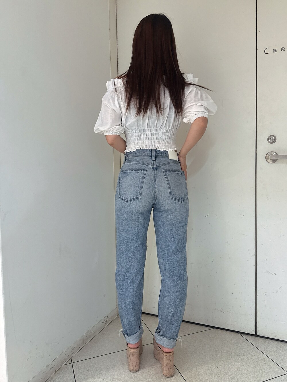 ブルー系のデニムパンツ、ホワイト系のシャツ/ブラウスを着用したレディースの夏コーディネートの3枚目の写真