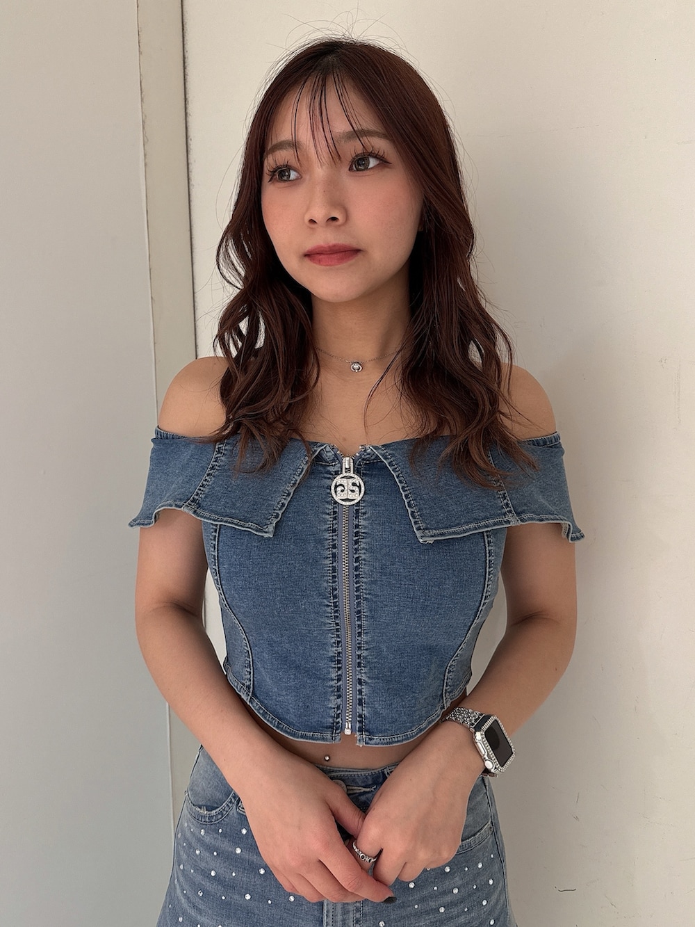 ブルー系のTシャツ/カットソー、ブルー系のデニムパンツ、ホワイト系のパンプスを着用したレディースの冬コーディネートの4枚目の写真