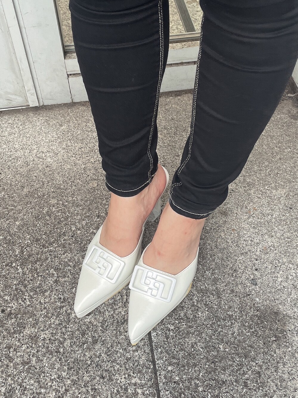 ホワイト系のTシャツ/カットソー、ホワイト系のハンドバッグ、ブラック系のデニムパンツを着用したレディースの夏コーディネートの7枚目の写真