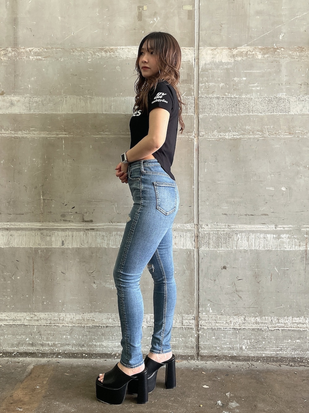 ブラック系のTシャツ/カットソー、ブルー系のデニムパンツ、ブラック系のサンダルを着用したレディースの夏コーディネートの2枚目の写真