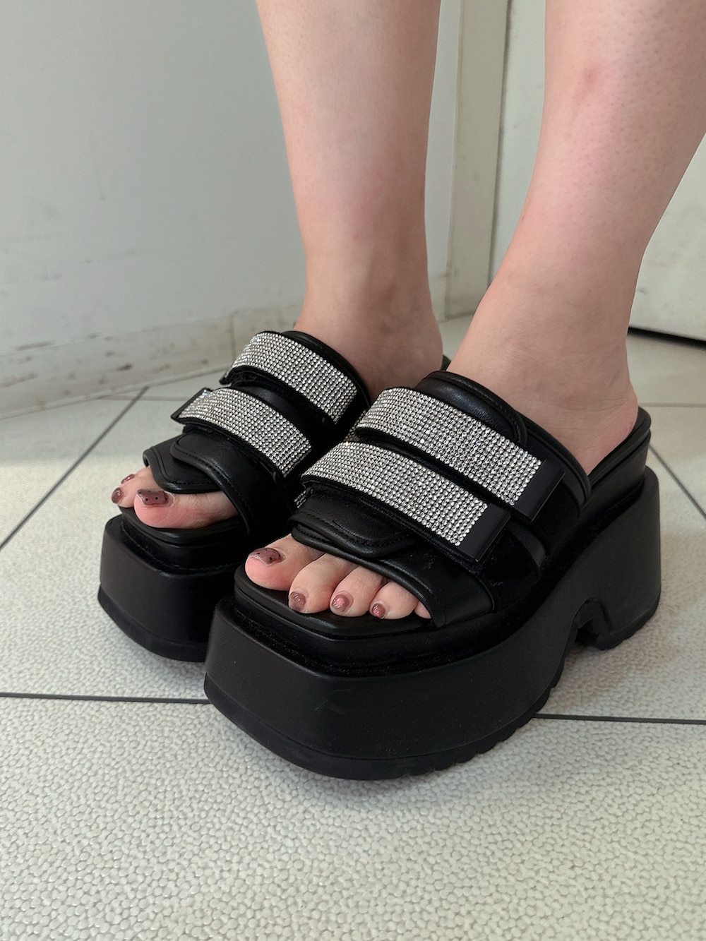 ブルー系のデニムパンツ、ホワイト系のTシャツ/カットソー、ブラック系のサンダルを着用したレディースの春コーディネートの9枚目の写真