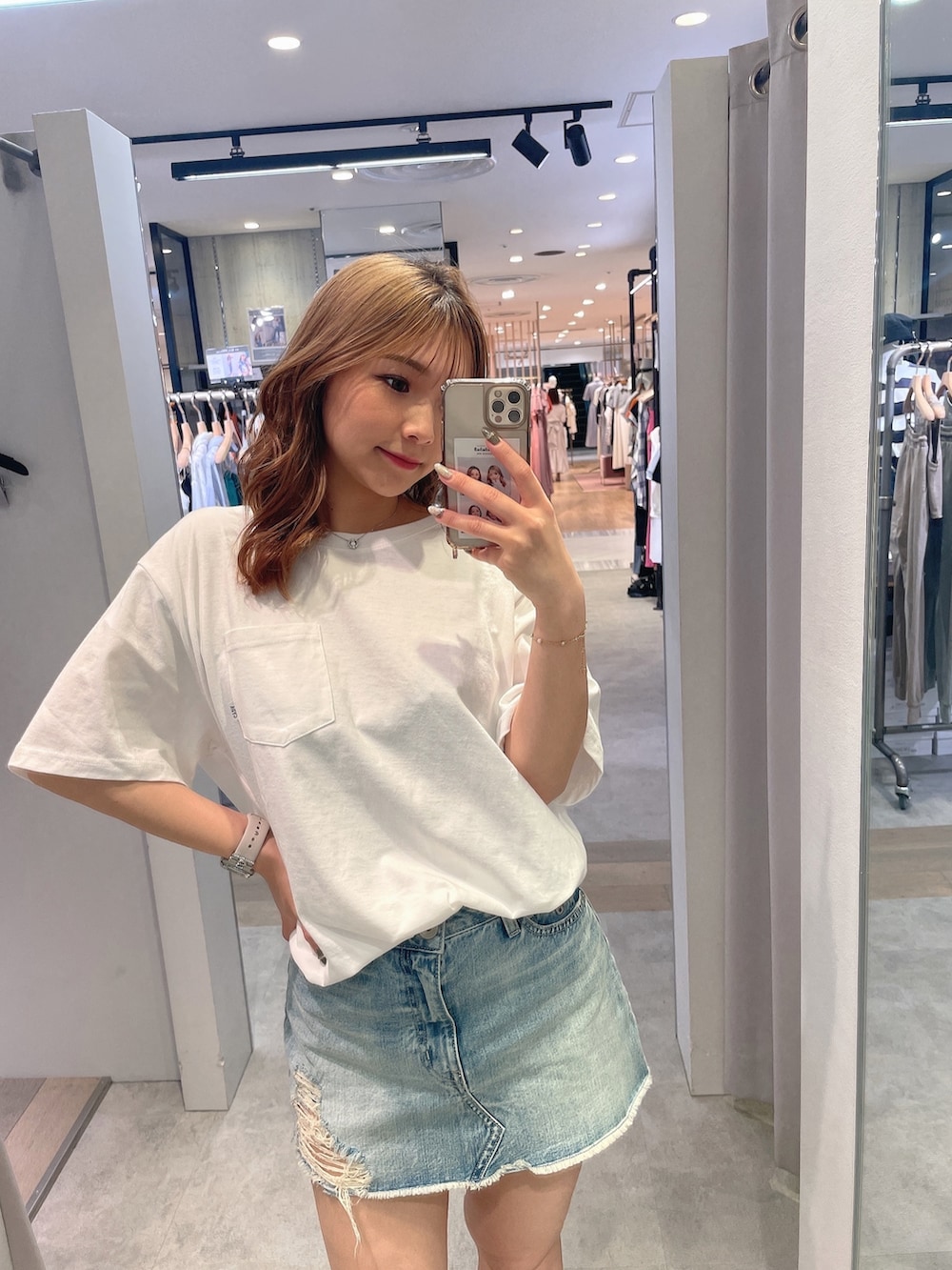 ホワイト系のサンダル、ブラック系のチューブトップ、ホワイト系のTシャツ/カットソーを着用したレディースの春コーディネートの4枚目の写真