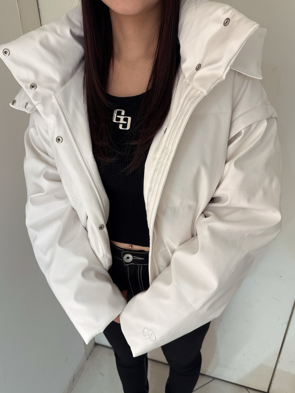 ブラック系のデニムパンツ、ブラック系のブーツ、ブラック系のニット/セーターを着用したレディースの秋コーディネートの7枚目の写真