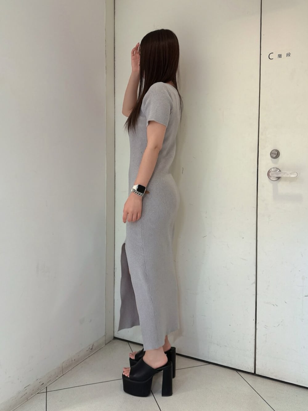 ブラック系のサンダル、シルバー系のワンピースを着用したレディースの夏コーディネートの2枚目の写真