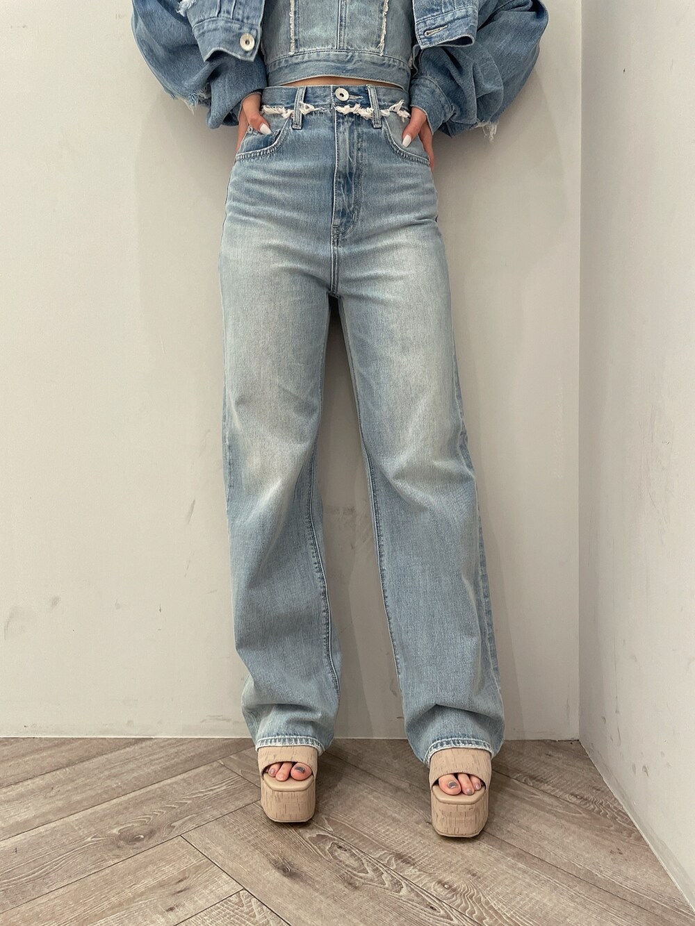 ホワイト系のサンダル、ブルー系のチューブトップ、ブルー系のデニムジャケットを着用したレディースの春コーディネートの7枚目の写真