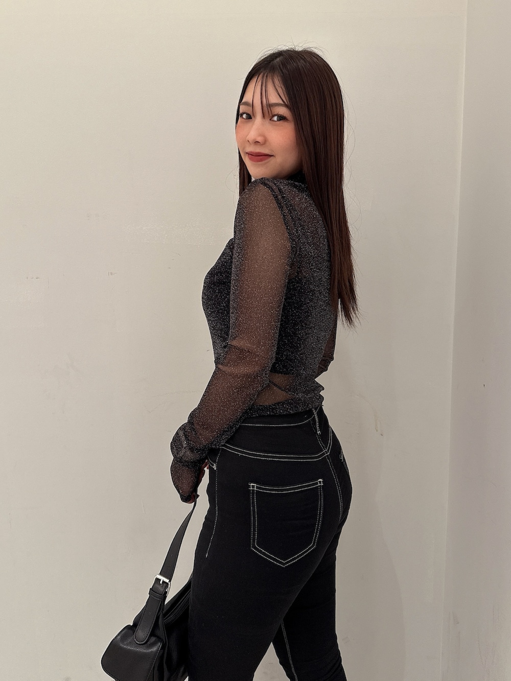 その他のTシャツ/カットソー、ブラック系のキャミソール、ブラック系のデニムパンツを着用したレディースの夏コーディネートの5枚目の写真