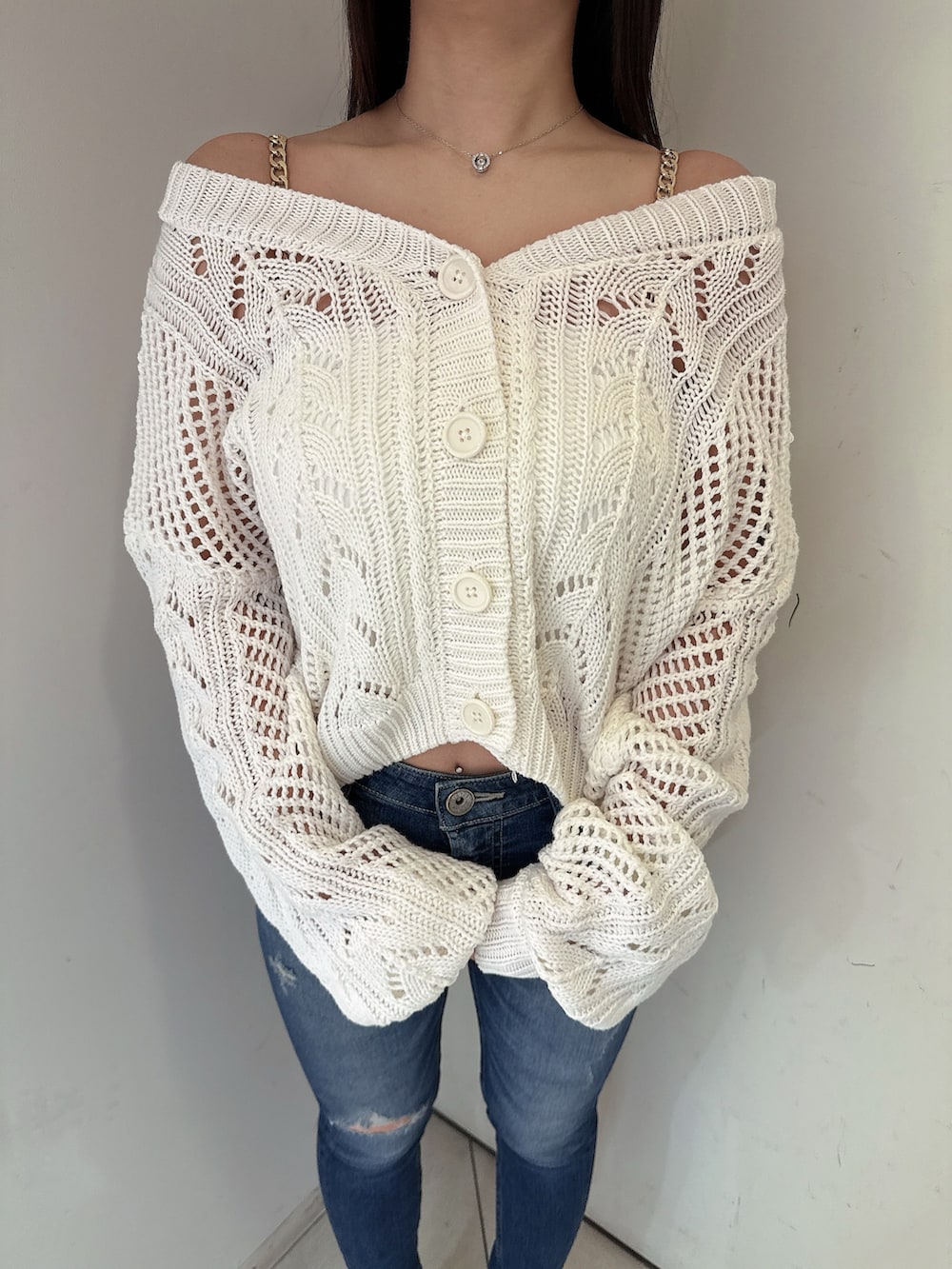 ホワイト系のニット/セーター、ブルー系のデニムパンツ、ピンク系のパンプスを着用したレディースの春コーディネートの7枚目の写真