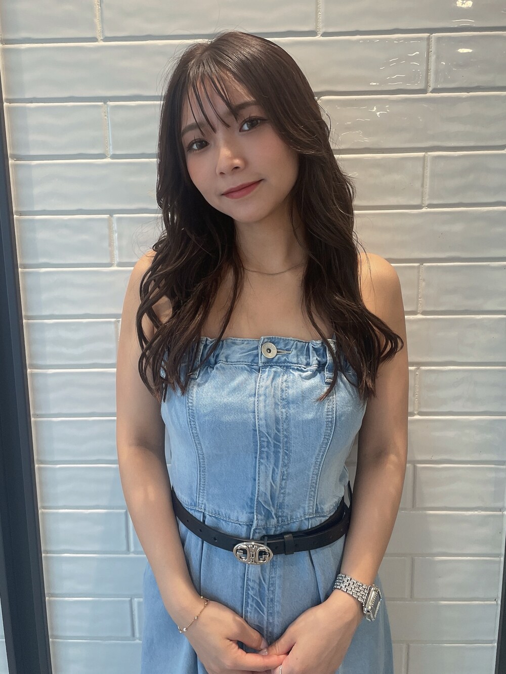 ブルー系のワンピース、ホワイト系のサンダル、シルバー系のベルトを着用したレディースの夏コーディネートの4枚目の写真