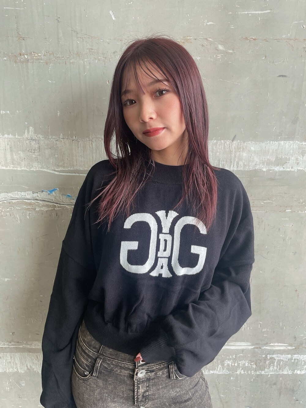 ブラック系のスタジャン、ブラック系のニット/セーター、ブラック系のデニムパンツを着用したレディースの秋コーディネートの7枚目の写真