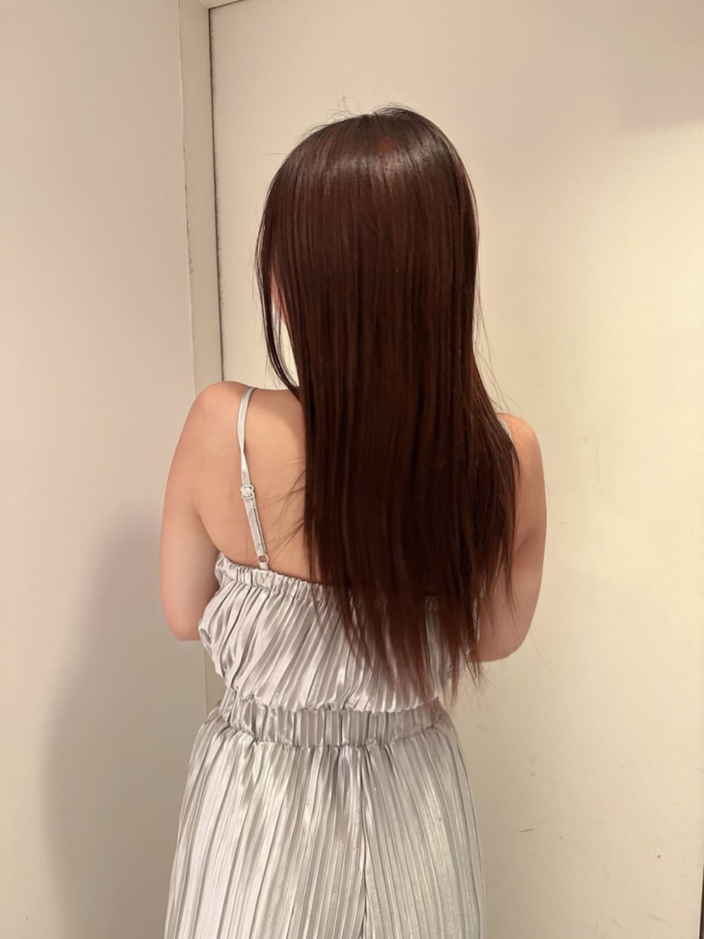 グレー系のつなぎ/オールインワン、ホワイト系のサンダルを着用したレディースの春コーディネートの6枚目の写真