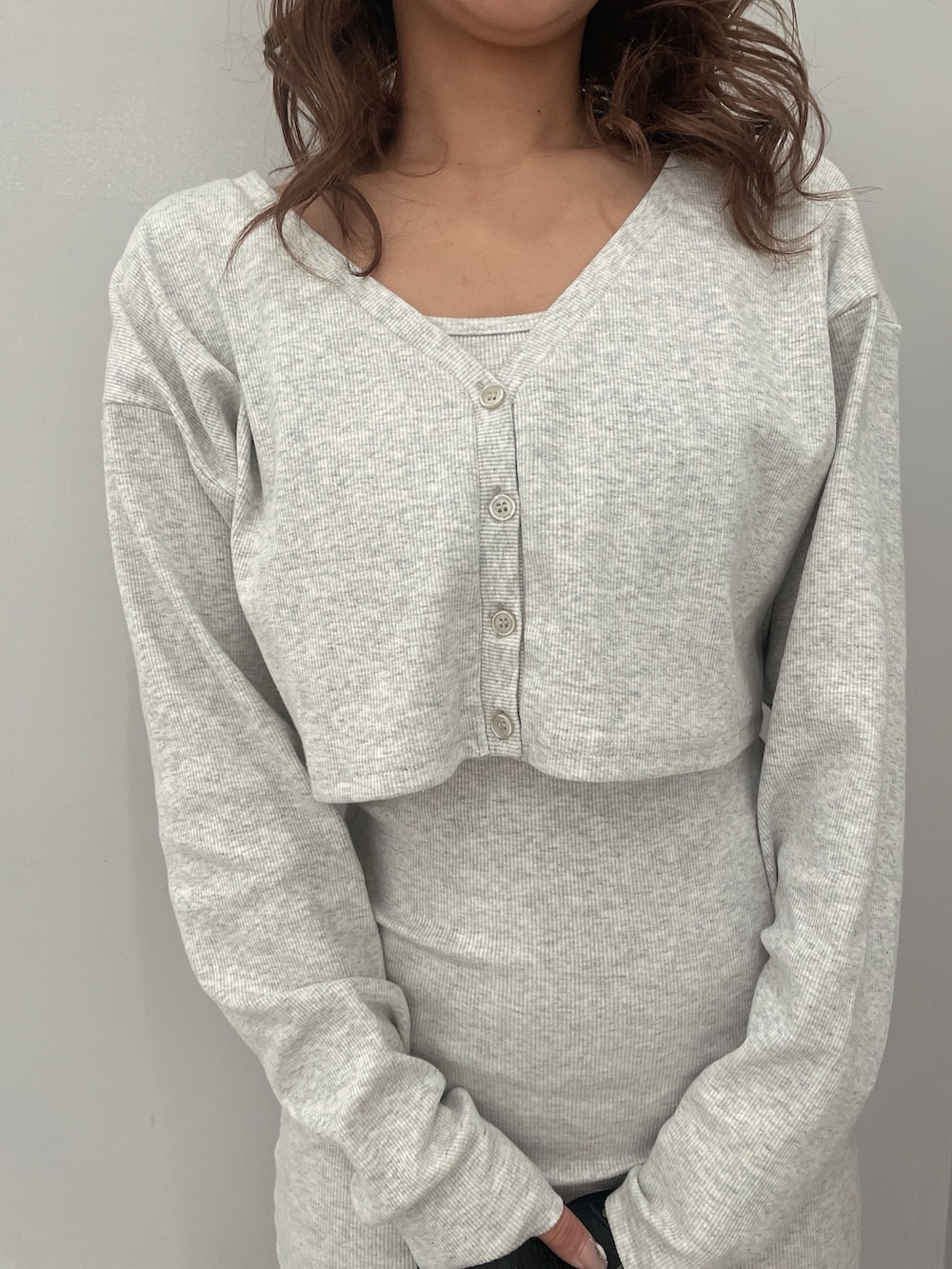 グレー系のワンピース、ブラック系のハンドバッグ、ホワイト系のスニーカーを着用したレディースの春コーディネートの6枚目の写真