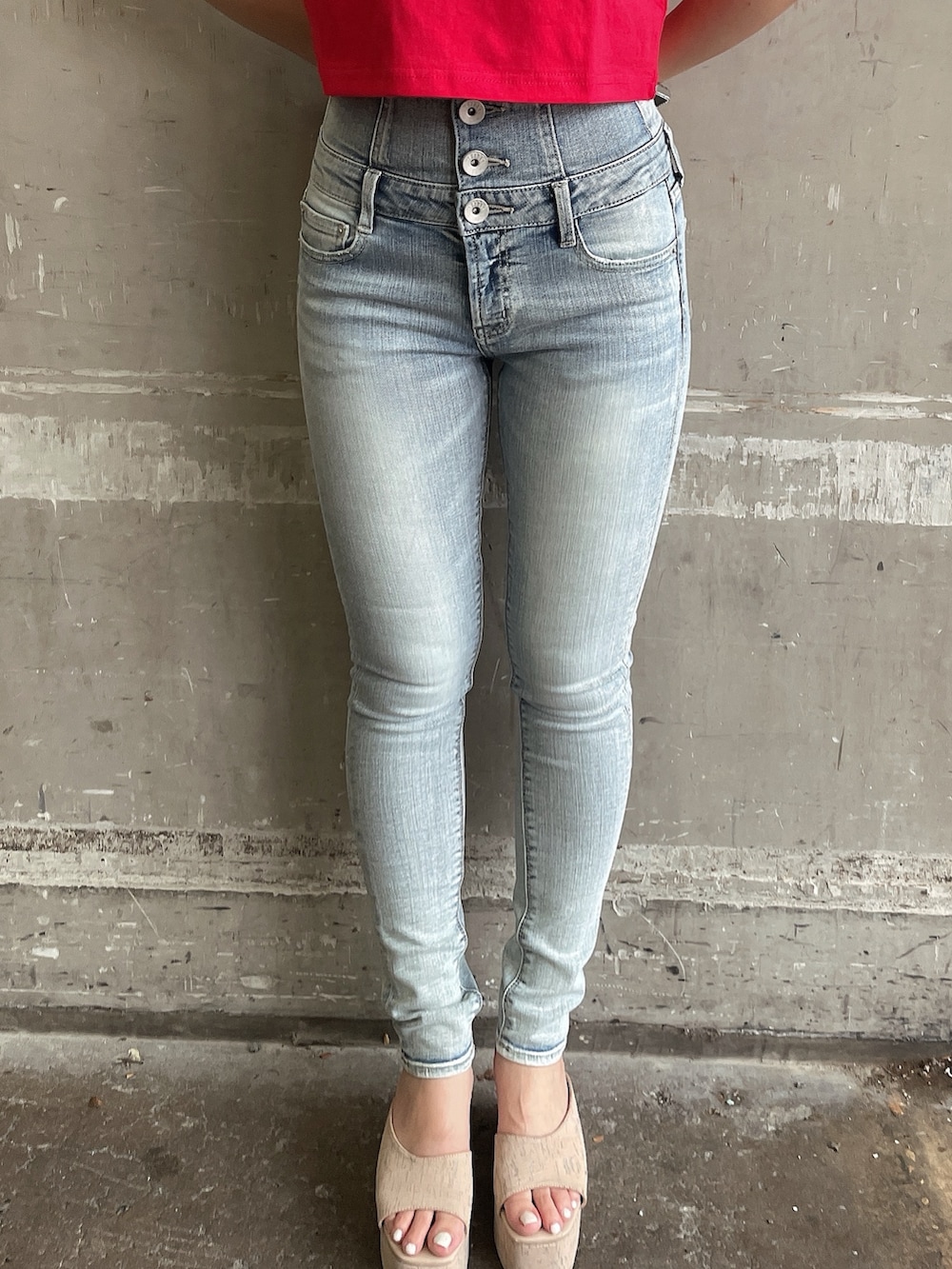 レッド系のTシャツ/カットソー、ブルー系のデニムパンツ、ホワイト系のサンダルを着用したレディースの夏コーディネートの8枚目の写真