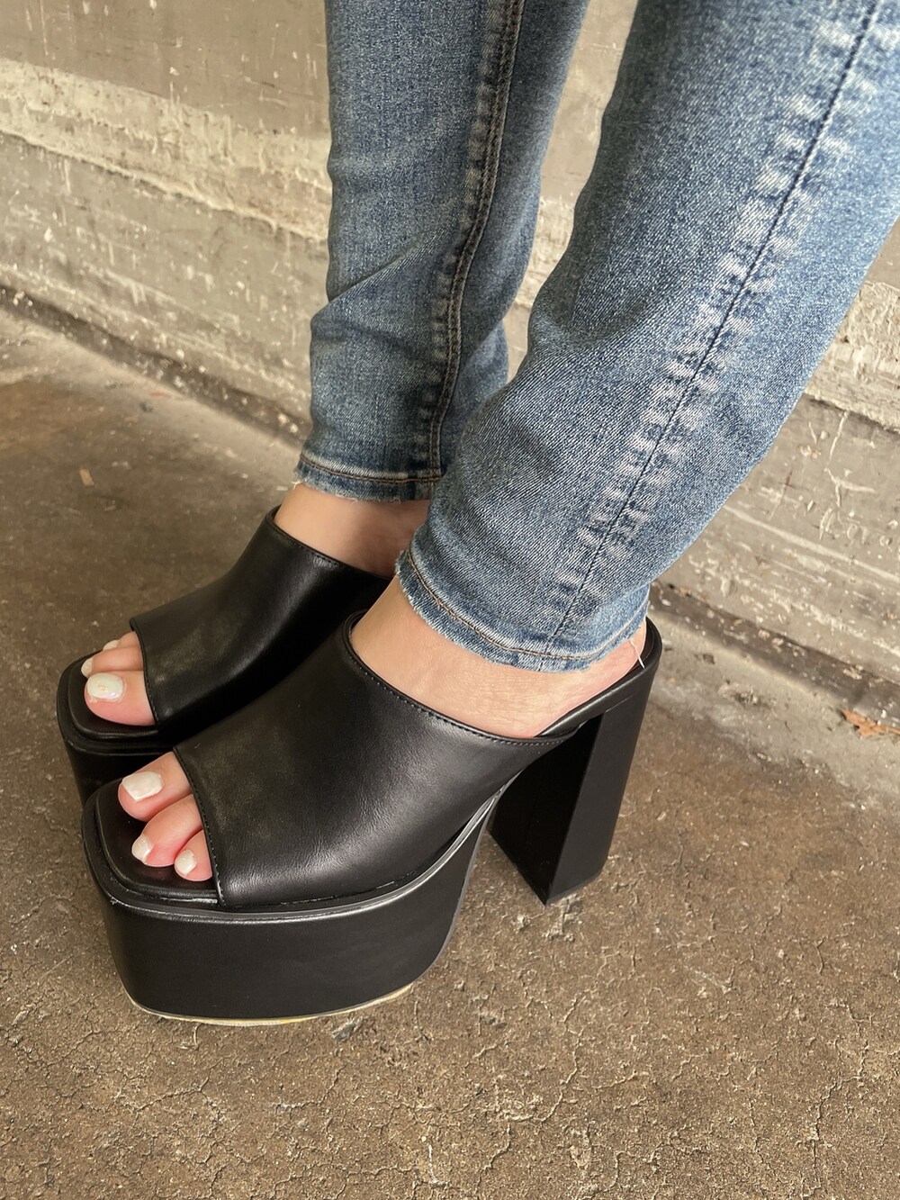 ブラック系のTシャツ/カットソー、ブルー系のデニムパンツ、ブラック系のサンダルを着用したレディースの夏コーディネートの8枚目の写真