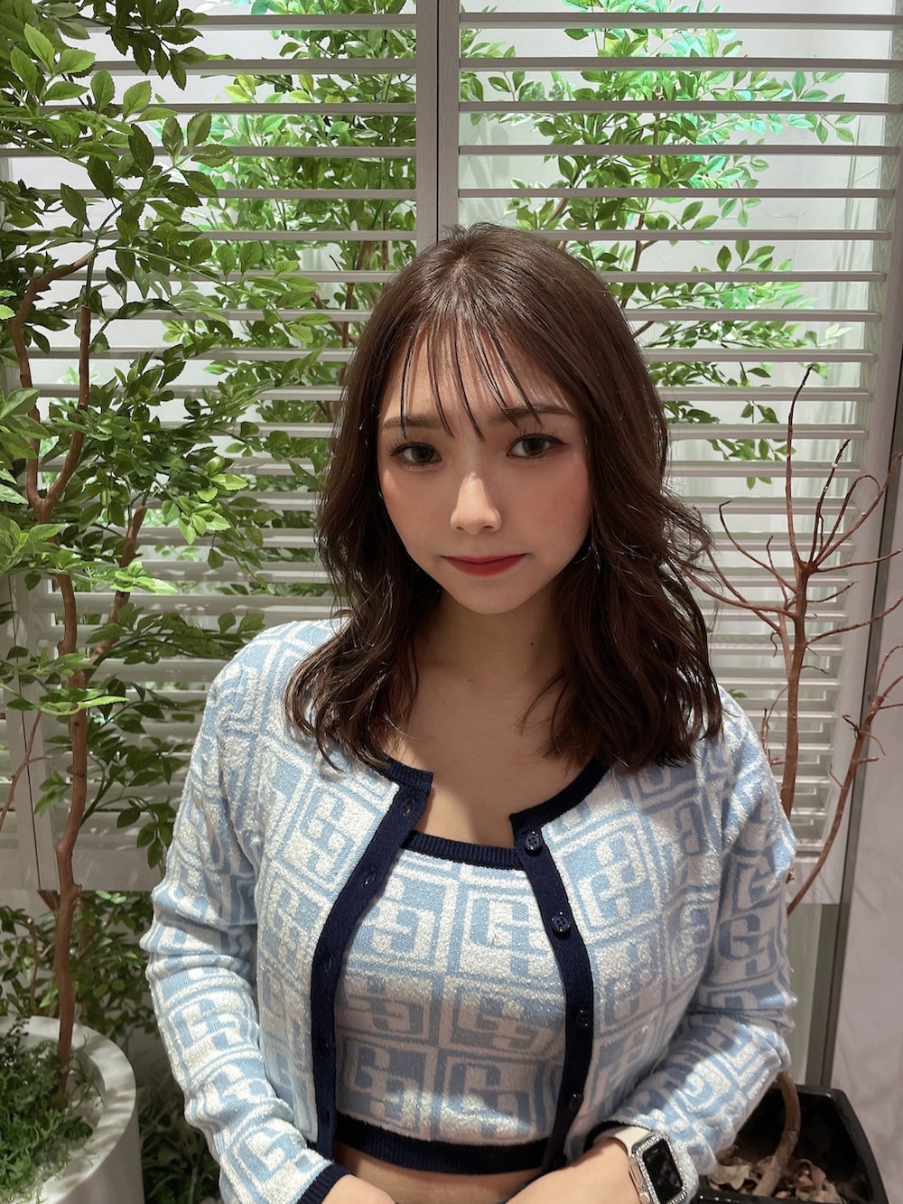 ブルー系のカーディガン/ボレロ、ブルー系のニット/セーター、ブルー系のデニムパンツを着用したレディースの春コーディネートの2枚目の写真