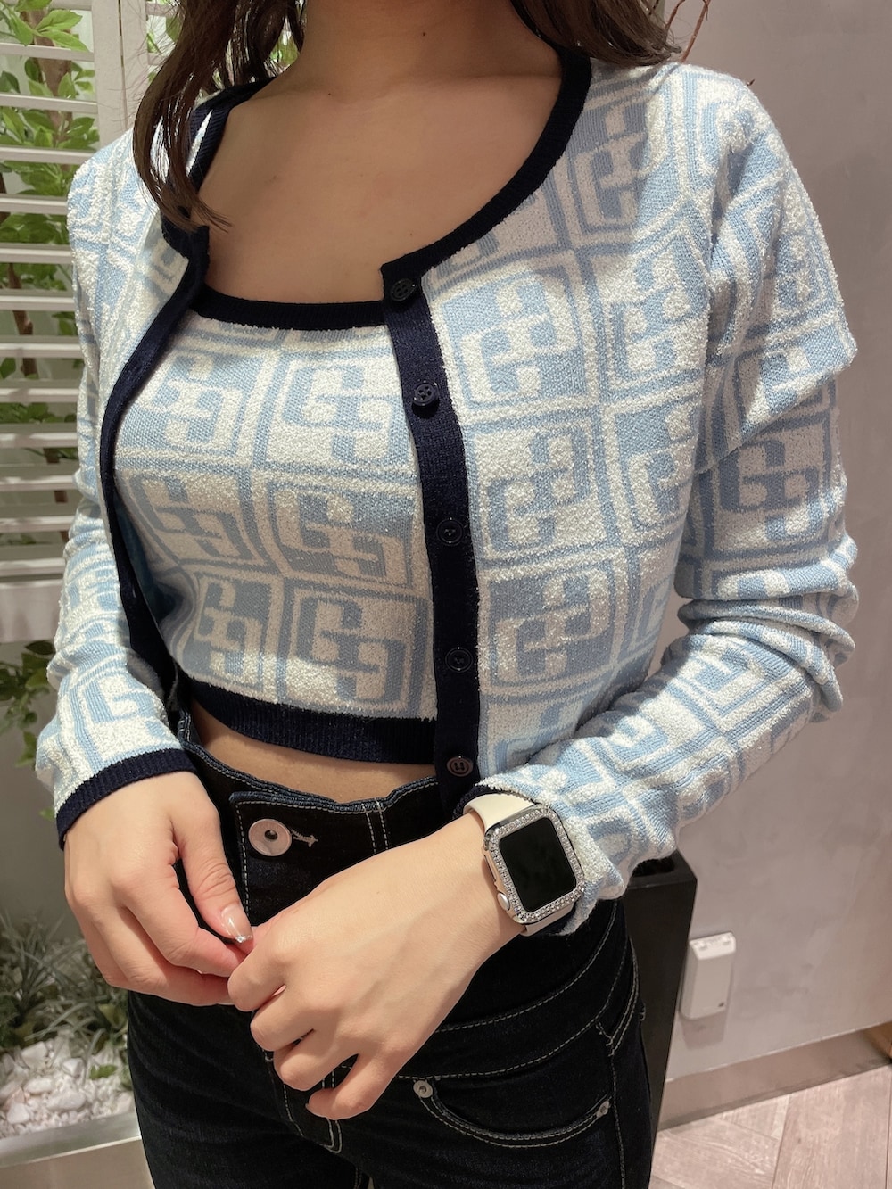 ブルー系のカーディガン/ボレロ、ブルー系のニット/セーター、ブルー系のデニムパンツを着用したレディースの春コーディネートの4枚目の写真