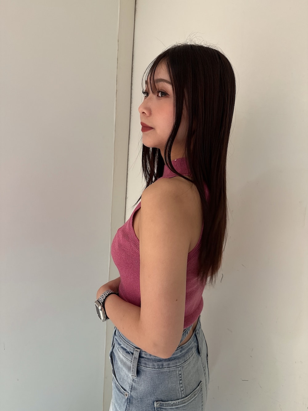 ピンク系のニット/セーター、ブルー系のデニムスカート、ホワイト系のサンダルを着用したレディースの夏コーディネートの5枚目の写真