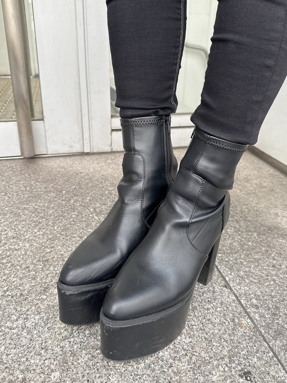 ブルー系のワンピース、ブラック系のブーツを着用したレディースの冬コーディネートの10枚目の写真