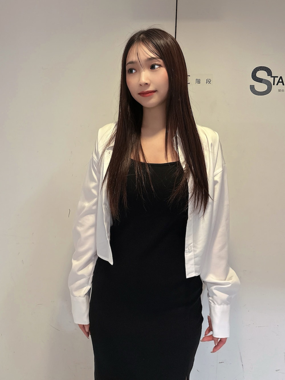 ブラック系のワンピース、ホワイト系のシャツ/ブラウス、ホワイト系のサンダルを着用したレディースの夏コーディネートの4枚目の写真