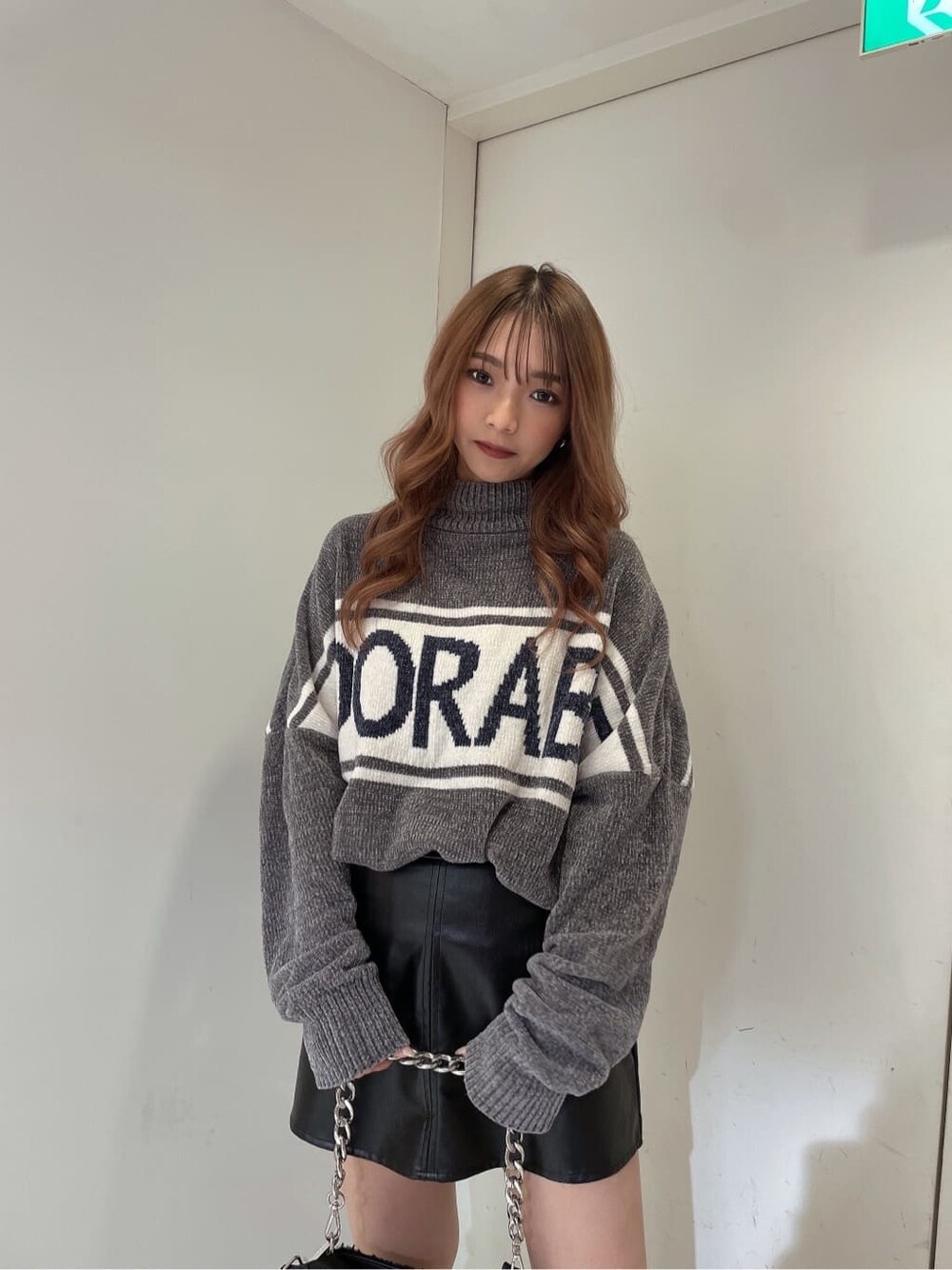 ブラック系のブーツ、グレー系のニット/セーター、ブラック系のハンドバッグを着用したレディースの秋コーディネートの2枚目の写真