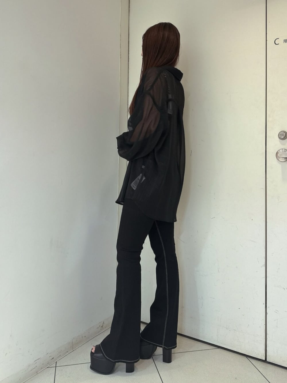 ブラック系のサンダル、ブラック系のデニムパンツ、ブラック系のキャミソールを着用したレディースの春コーディネートの2枚目の写真
