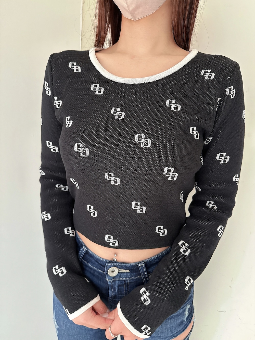 ブラック系のブーツ、ブルー系のデニムパンツ、ブラック系のニット/セーターを着用したレディースの冬コーディネートの7枚目の写真