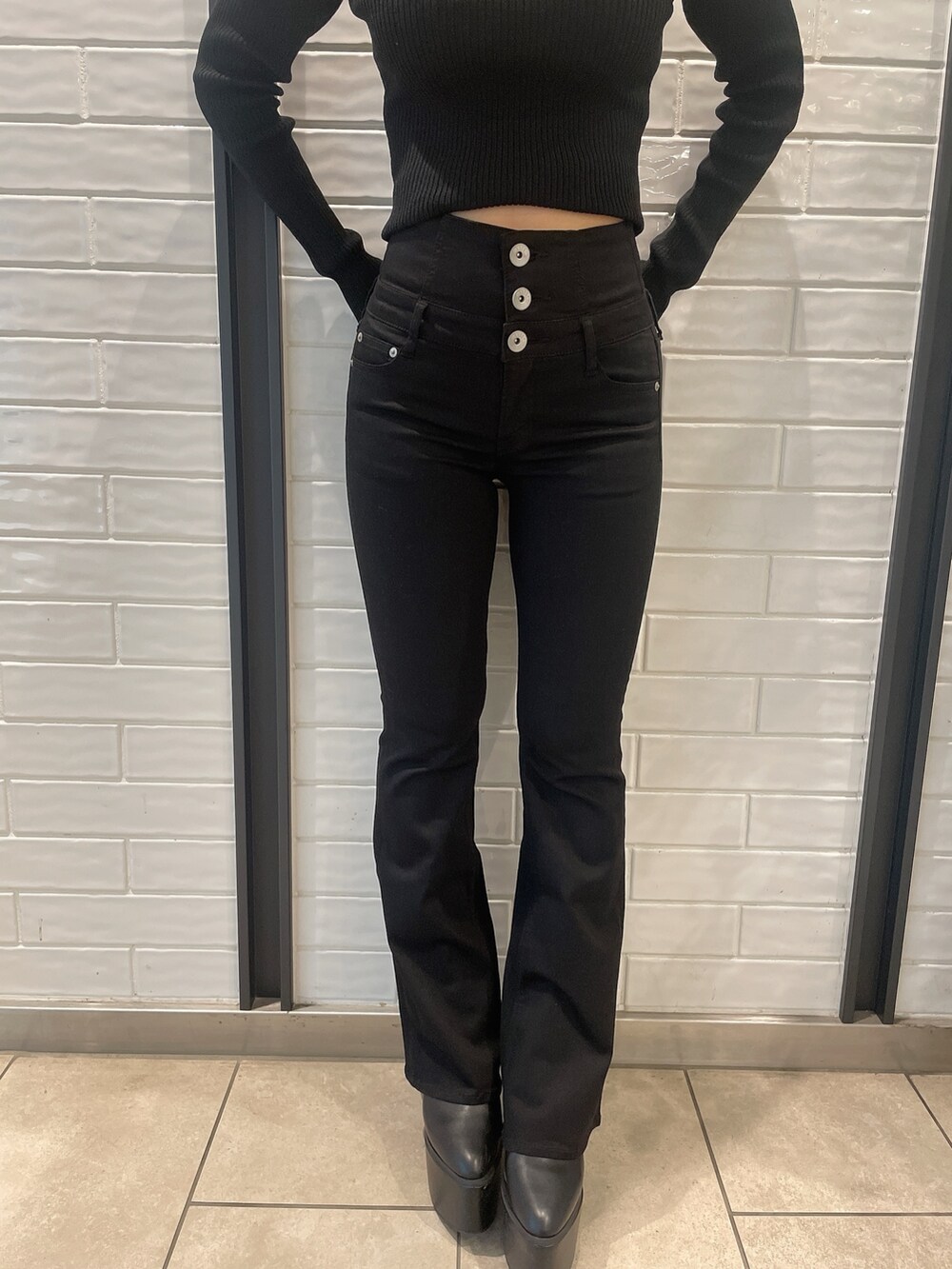 その他のライダースジャケット、ブラック系のニット/セーター、ブラック系のデニムパンツを着用したレディースの秋コーディネートの9枚目の写真