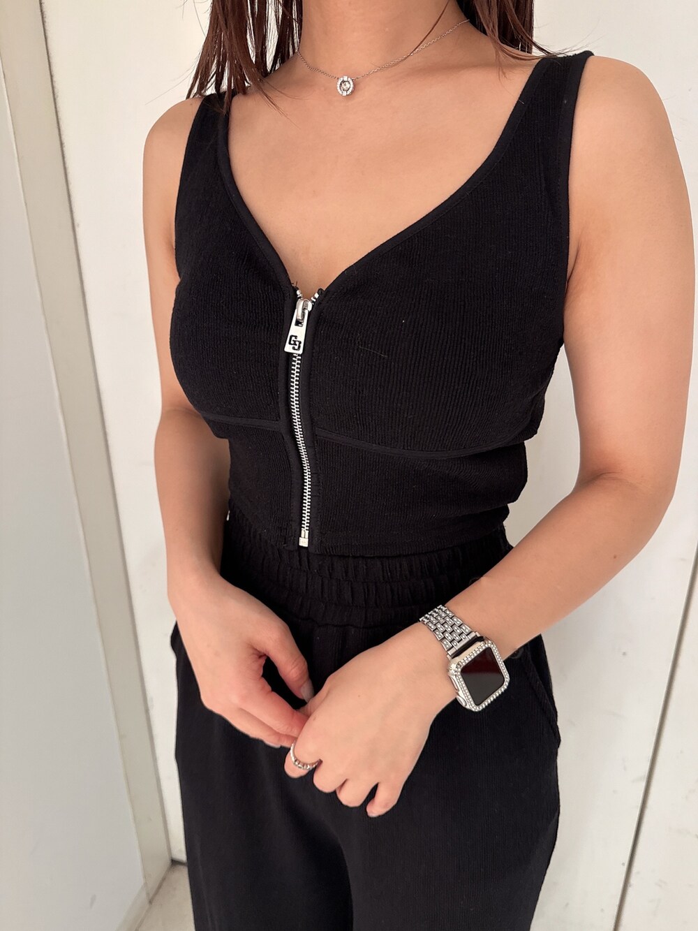 ブラック系のタンクトップ、ホワイト系のシャツ/ブラウス、ブラック系のその他パンツを着用したレディースの春コーディネートの7枚目の写真