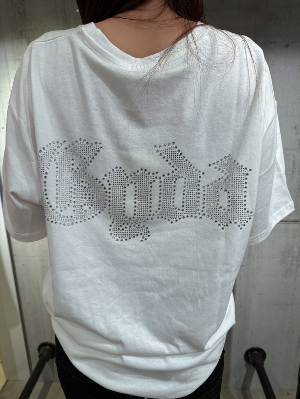 ブラック系のサンダル、ブラック系のその他パンツ、ホワイト系のTシャツ/カットソーを着用したレディースの夏コーディネートの8枚目の写真
