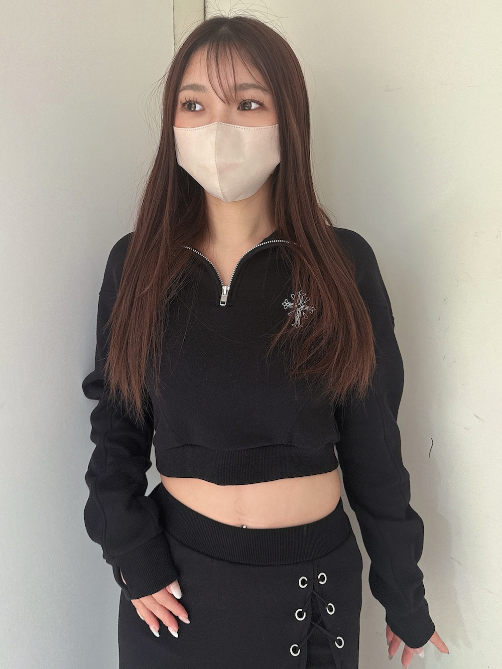 ブラック系のスウェット、ブラック系のスカートを着用したレディースの冬コーディネートの4枚目の写真